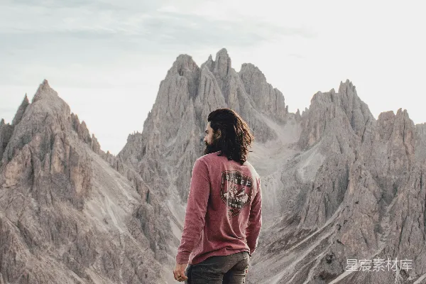 高清摄影 站在山顶上的人