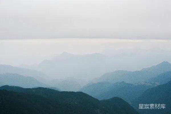 高清摄影 层峦叠嶂逐渐消失在雾蒙蒙的天空中。