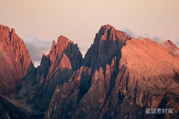 高清摄影 崎岖的山峰沐浴在温暖的夕阳光辉中。