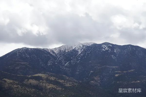 高清摄影 山峦被积雪和云雾覆盖着。