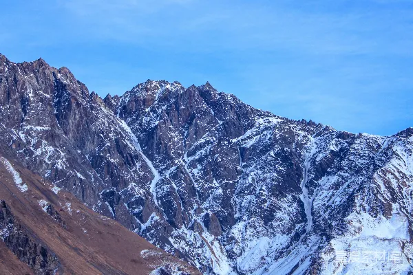 高清摄影 白天蓝天下覆盖着积雪的山峰