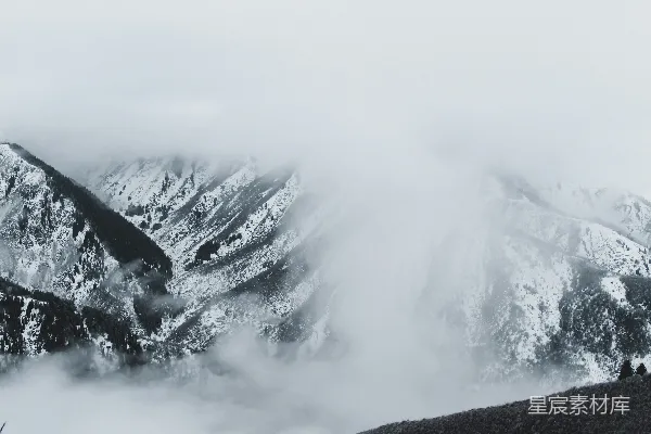 高清摄影 白天覆盖着积雪的山