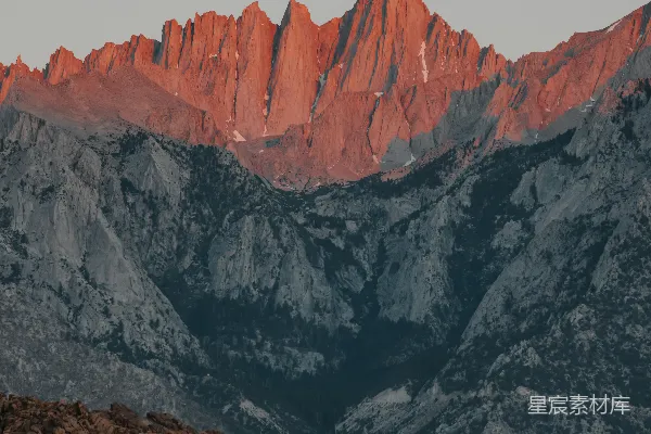 高清摄影 崎岖的山峰被温暖的夕阳照亮。