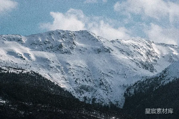 高清摄影 白天蓝天下被雪覆盖的山