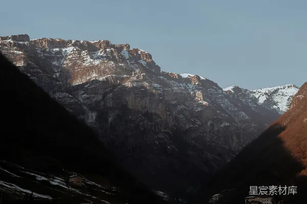 高清摄影 山峦被雪和棕色覆盖着。