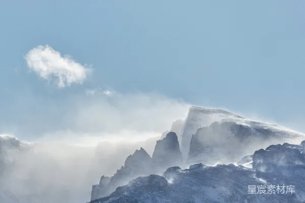 高清摄影 白天蓝天下被雪覆盖的山