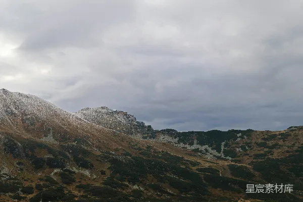 高清摄影 一座山脉的景色，天空中布满了云层。