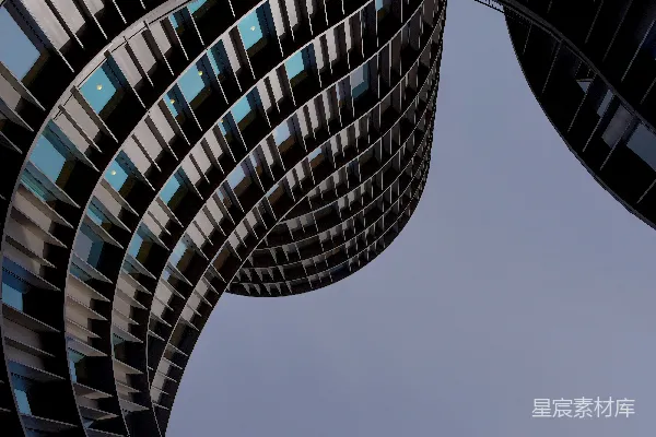 高清摄影 现代建筑立面在蓝天背景下弯曲