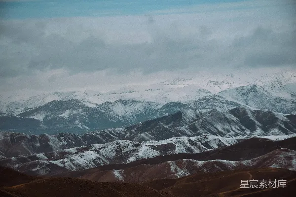 高清摄影 一座山脉，背景中是被雪覆盖的山峰。