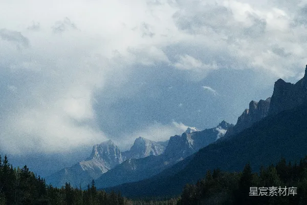 高清摄影 一座山脉的远景，前景中有树木。