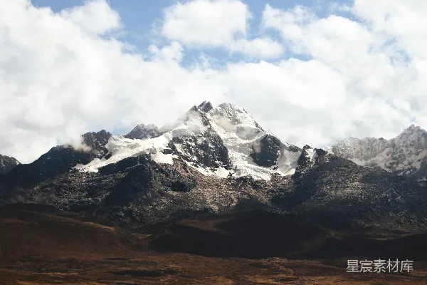 高清摄影 一座山脉，背景中覆盖着积雪的山峰。