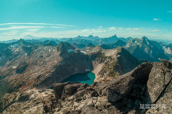 高清摄影 一座山脉中间有一片湖泊。