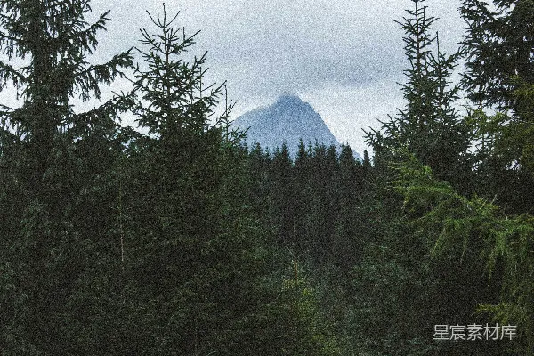高清摄影 白天，白云下山间绿树成荫。