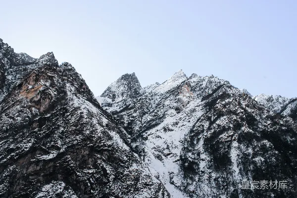 高清摄影 一座覆盖着白雪的山脉，在蓝天之下。