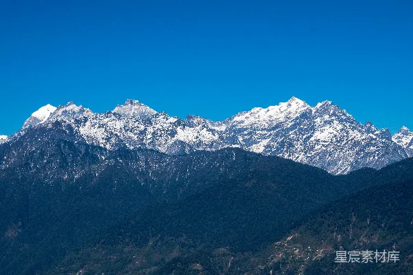 高清摄影 一座山脉，背景是白雪覆盖的山峰。