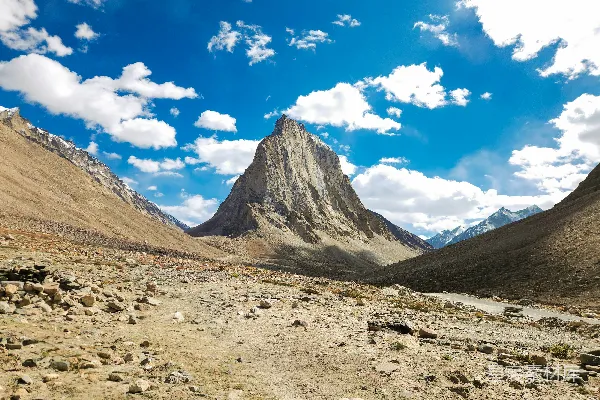 高清摄影 宏伟的山峰矗立在广阔的岩石山谷之中。