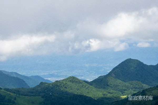 高清摄影 一幅有山丘和树木的风景