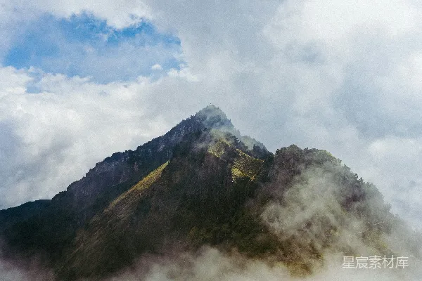 高清摄影 云雾缭绕的山峰，蓝天高悬。