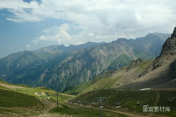 高清摄影 风景如画的山脉景观，绿谷环绕，山峰险峻。