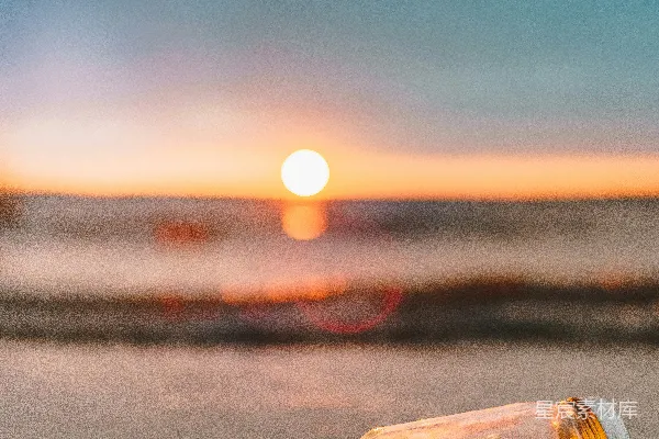 高清摄影 夕阳下的海滩上的清玻璃马琼斯 Jar