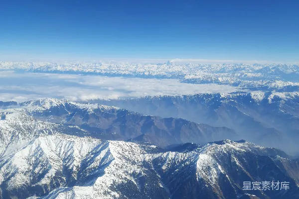 高清摄影 白天时白雪覆盖的山脉的空中俯瞰图