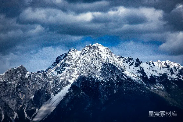 高清摄影 雪山尖顶在变幻莫测的云层中。
