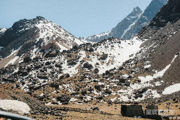 高清摄影 落基山脉的雪景，天空清澈