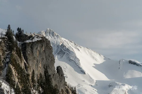 高清摄影 白天多云的天空下被雪覆盖的山