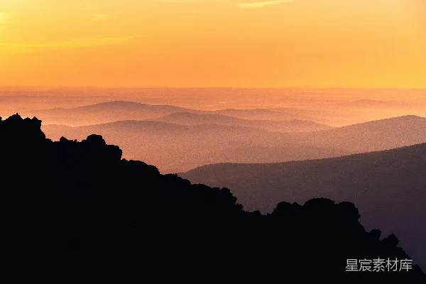 高清摄影 夕阳下山脉的剪影
