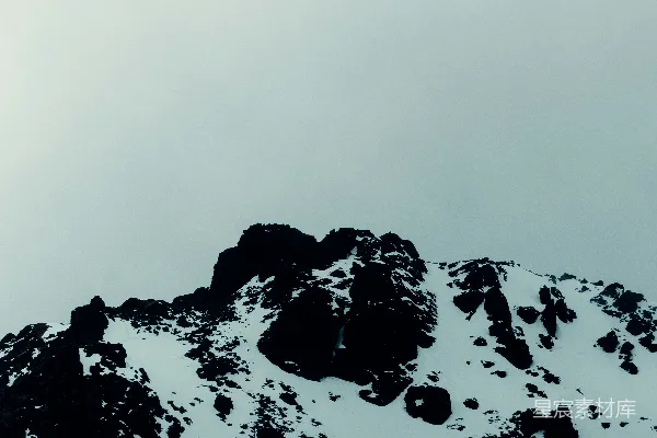 高清摄影 一座覆盖着雪的山峰，背景是天空。