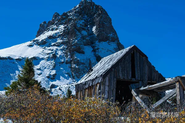 高清摄影 一座山脚下的老谷仓，背景是山。