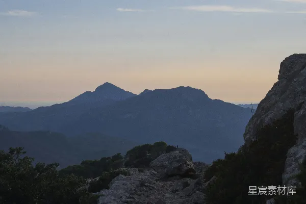 高清摄影 一条岩石小径，背景中有一座山。