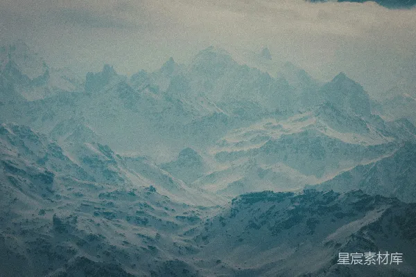 高清摄影 雪山绵延至远方。