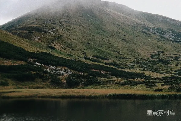 高清摄影 湖边的青山绿水