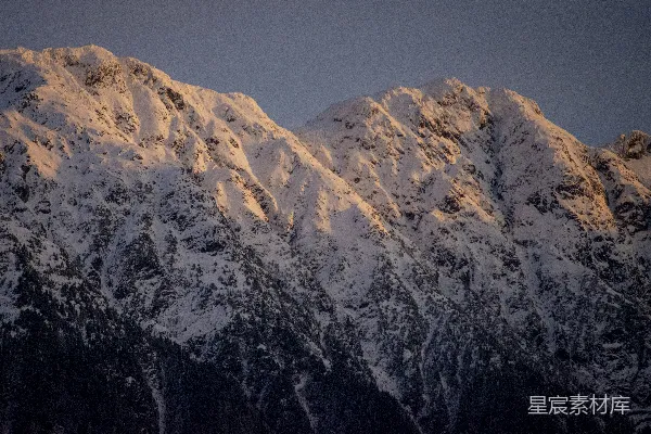 高清摄影 白天的积雪覆盖的山峰