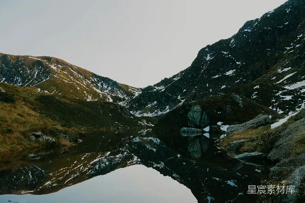 高清摄影 黑白相间的山峦在白净的天空下