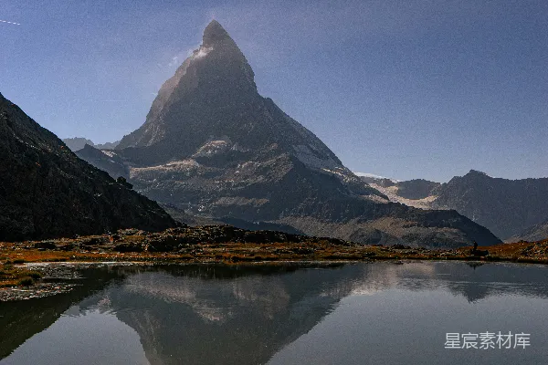 高清摄影 一座山前有一片湖泊