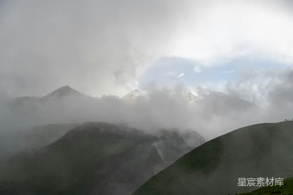 高清摄影 一片被云雾覆盖的山脉远景
