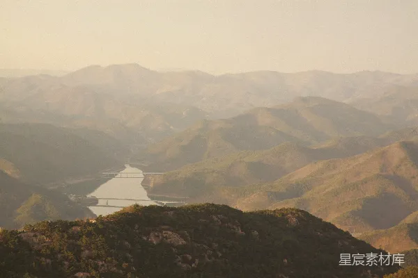 高清摄影 一条河流在山脉中间的景色
