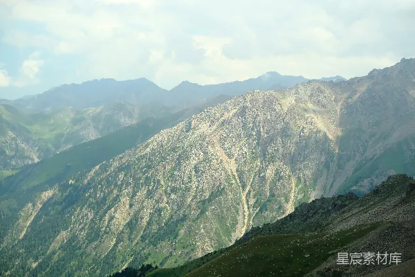 高清摄影 崎岖的山坡在薄雾弥漫的天空下