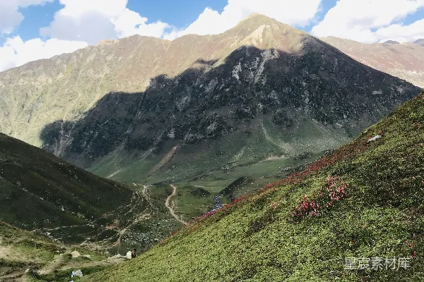 高清摄影 一座山峰下有一条山谷。