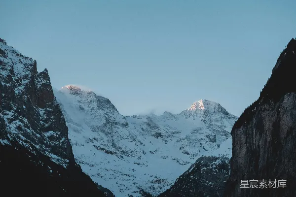 高清摄影 白天被雪覆盖的山