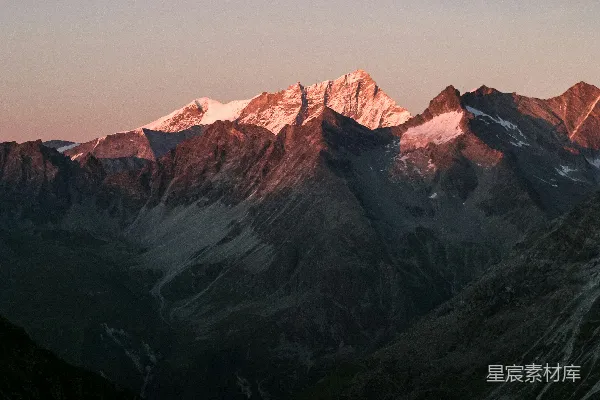 高清摄影 夕阳下的一座山脉的景色