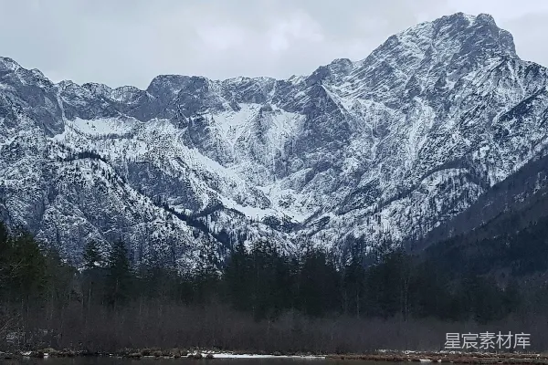 高清摄影 白天被雪覆盖的山脉
