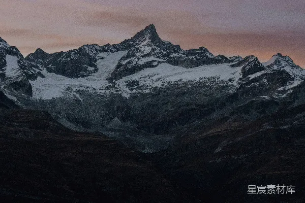 高清摄影 一座被雪覆盖的山峰上有座建筑