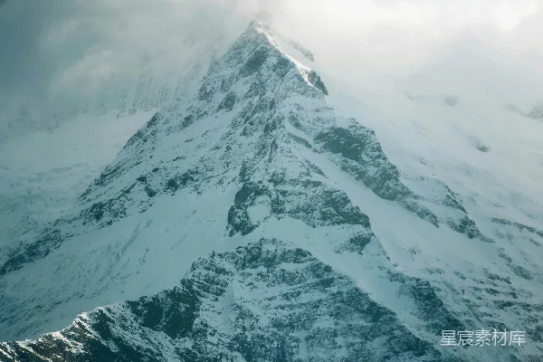 高清摄影 白天覆盖着雪的山