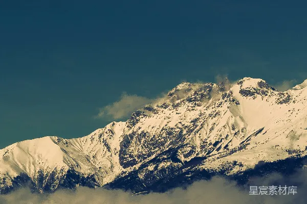 高清摄影 白天蓝天下被雪覆盖的山峰