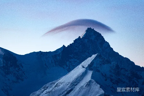 高清摄影 山峦在层状云下覆盖着积雪
