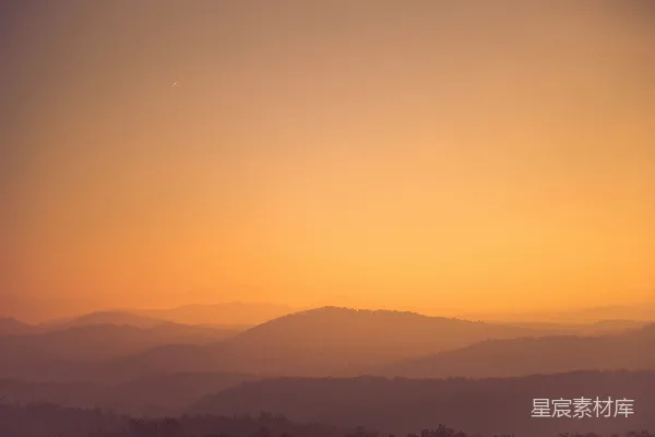 高清摄影 夕阳下的层峦叠嶂，月亮弯弯。