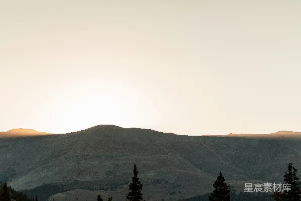 高清摄影 夕阳正挂在山脉之上。